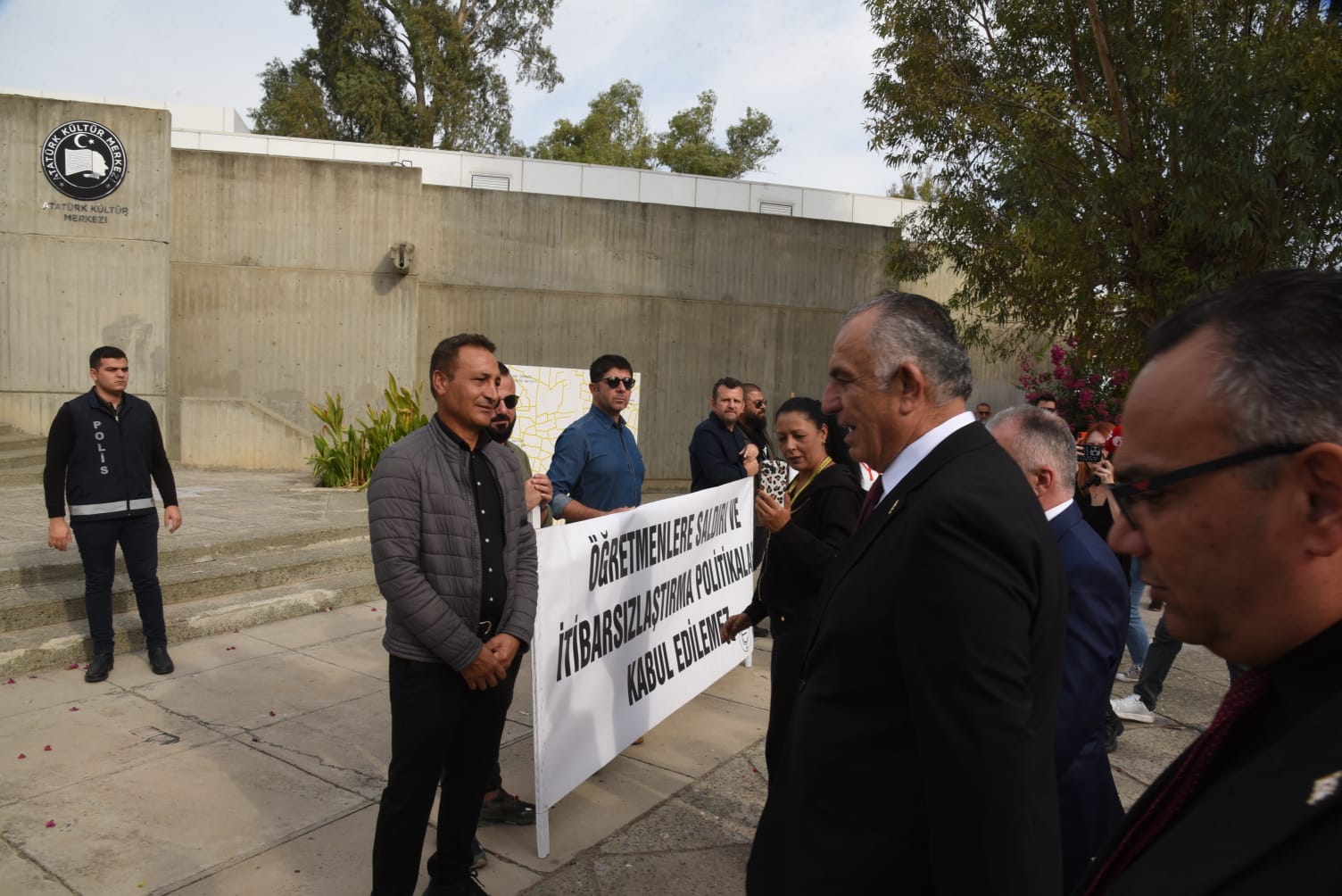 KTÖS ve KTOEÖS'den Öğretmenler Günü nedeniyle tören yapılan AKM önünde eylem ...