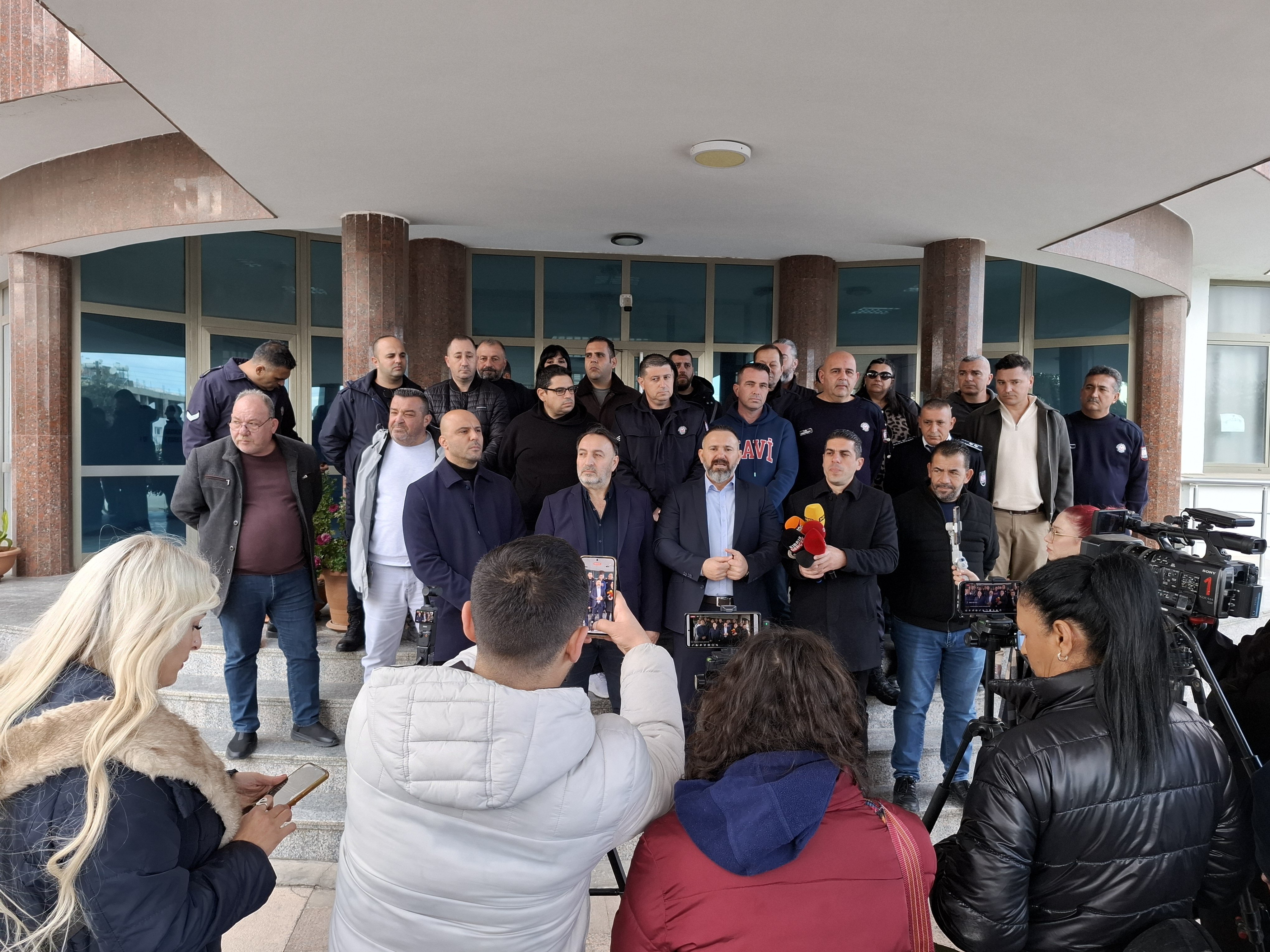 Gardiyanlar Birliği ile 3 sendika Merkezi Cezaevi müdürlüğüne dışarıdan atama yapılmasını öngören yasa değişikliğine karşı çıktı…