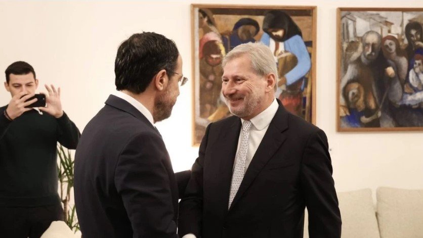 AB Temsilcisi Hahn, Nikos Hristodulidis ile görüştü: Masaya dönüş mutlak öncelik değil