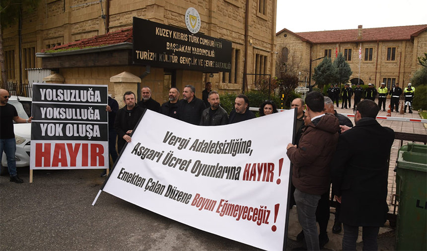 Kamuda yetkili sendikalar, Başbakan Yardımcılığı önünde eylem yaptı