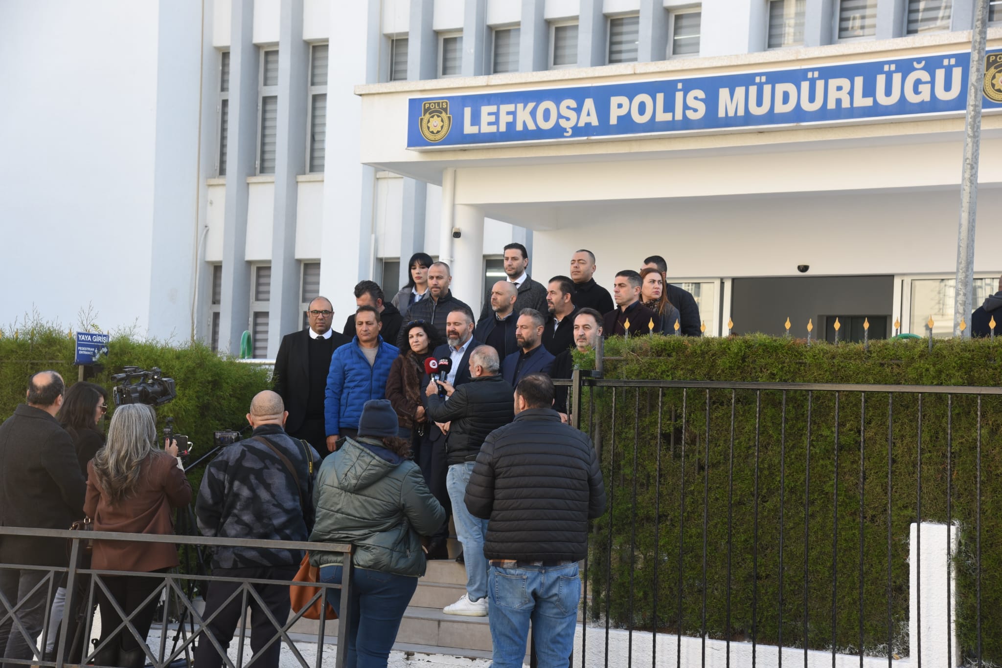Kamuda örgütlü 5 sendika Lefkoşa Polis Müdürlüğü önünde açıklama yaptı