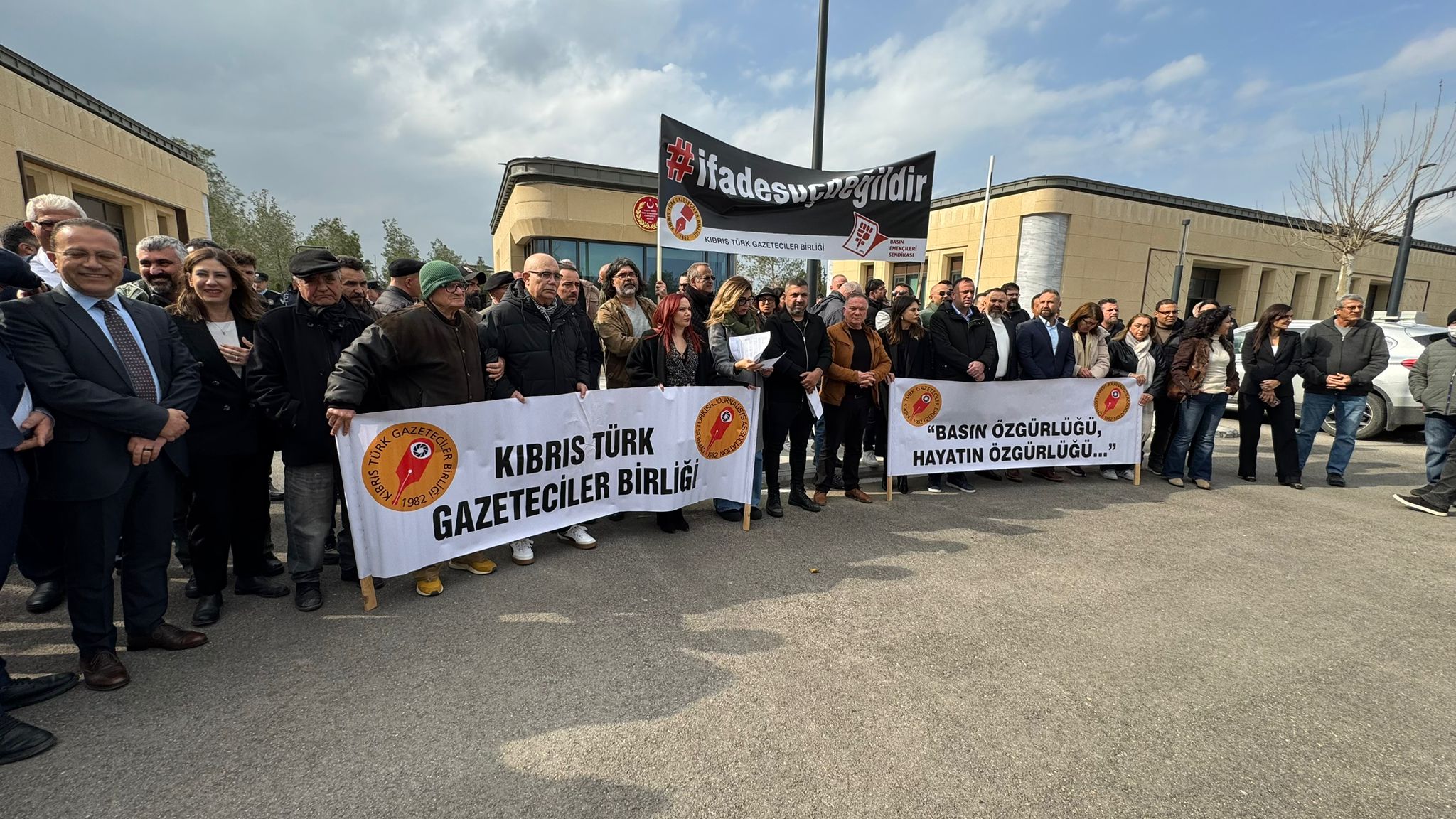 Meclis önünde “ifade özgürlüğü” eylemi: Geri adım atılmazsa Meclis önünde çadır kuracağız