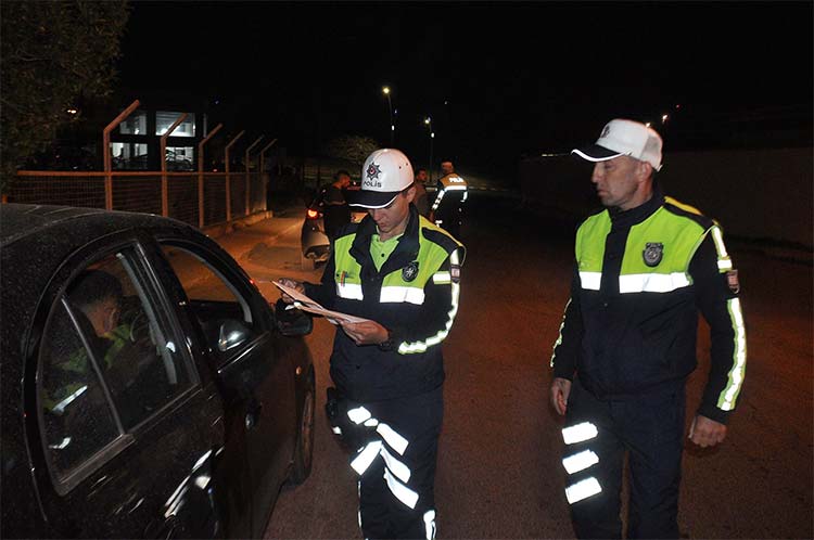 Ülke genelinde trafik denetimleri: 296 sürücüye yasal işlem