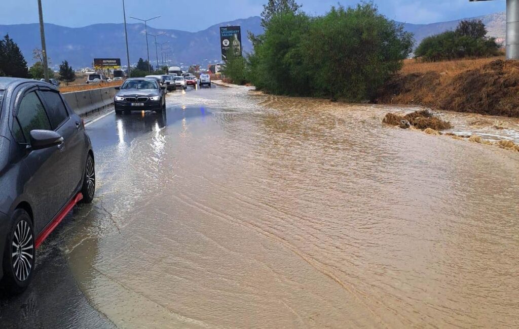 Lefkoşa–Girne yolunda yağmur suları tehlike oluşturuyor