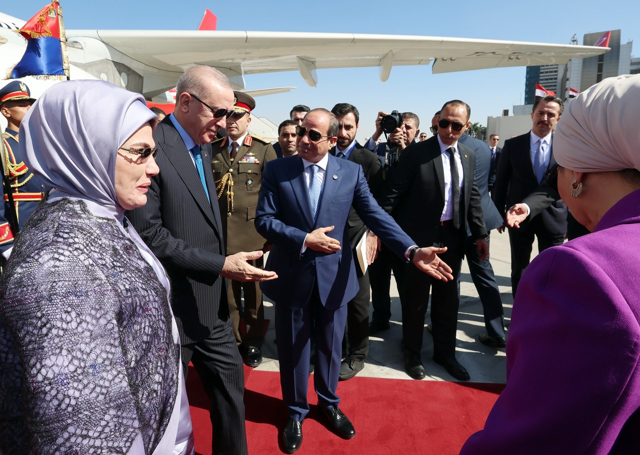 Cumhurbaşkanı Erdoğan ile eşi Emine Erdoğan, Kahire'de Mısır Cumhurbaşkanı Sisi ve eşi Entissar Amer tarafından karşılandı