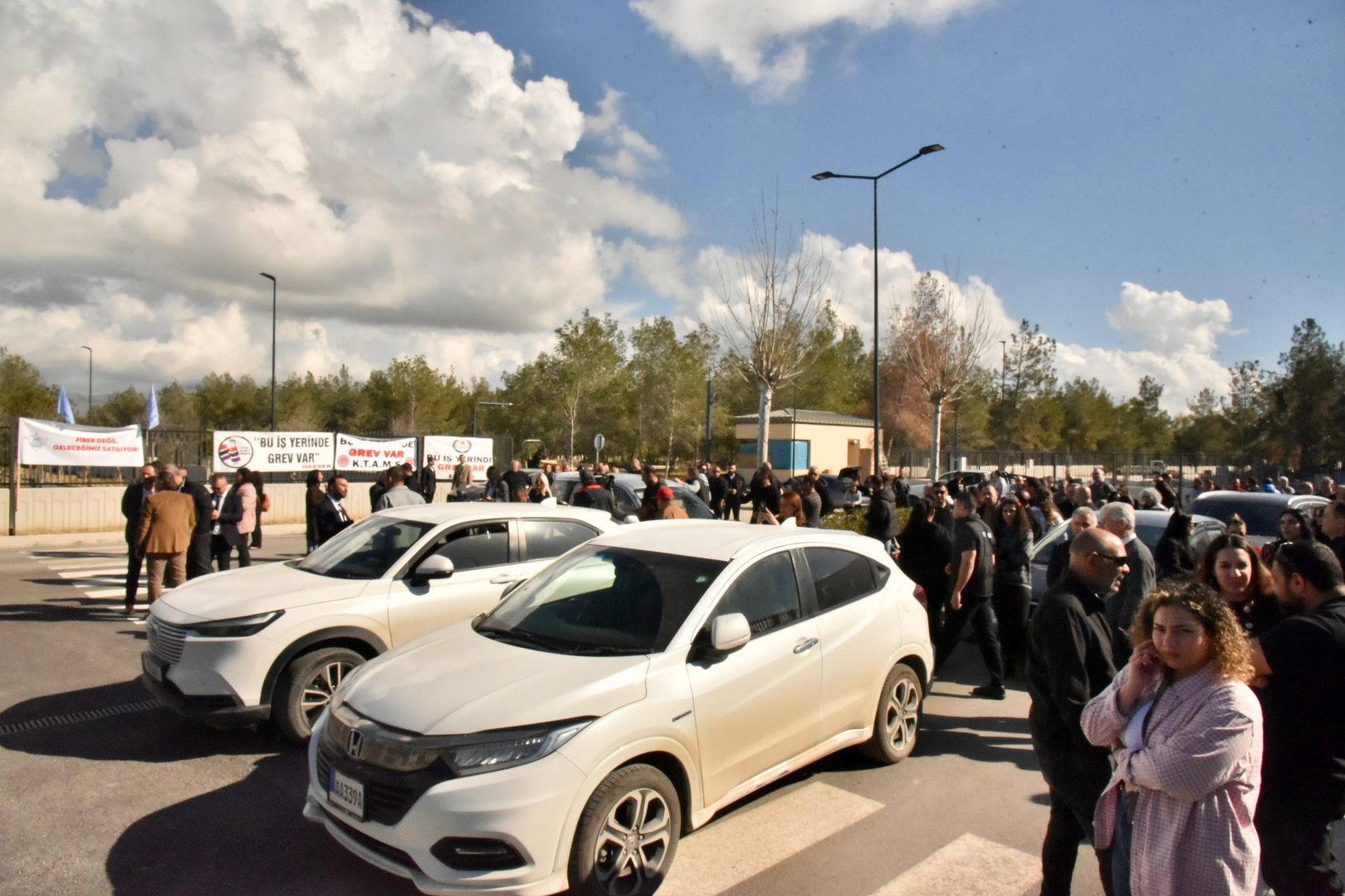 Eylemciler, Fiber optik protokolüne karşı Meclis önünde toplandı