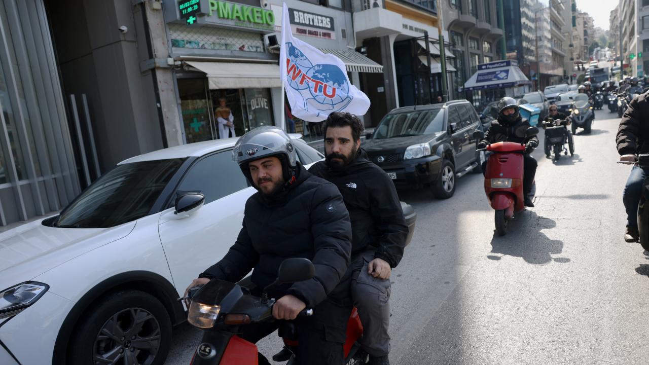 Yunanistan'da eylem yapan denizcilik sektörü çalışanları 24 saatlik greve gitti