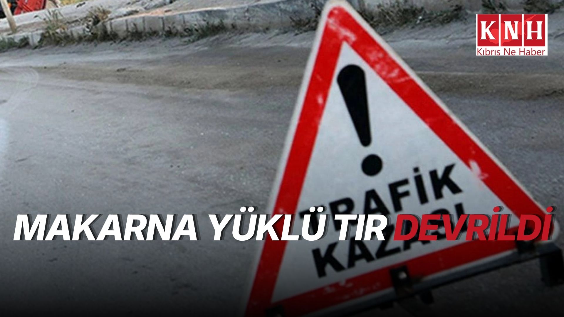 Makarna yüklü tır devrildi, sürücü yaralandı