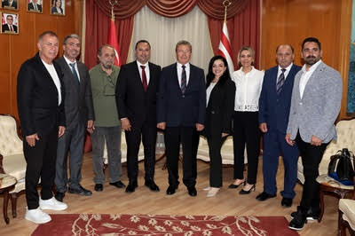 Başbakan Ünal Üstel, Kıbrıs Türk Spor Yazarları Derneği (KTSYD) Başkanı Necati Özsoy ve yönetim kurulu üyelerini kabul etti