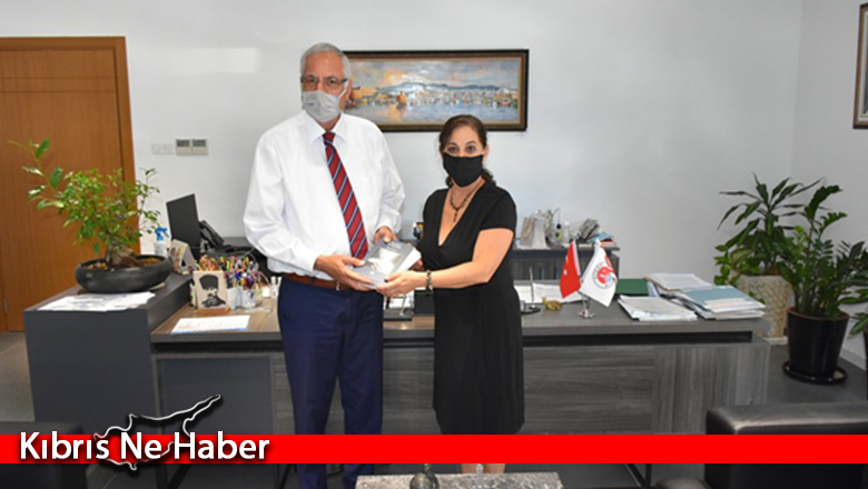 Korur, Kitabını Girne Belediye Başkanı Güngördü’ye Takdim Etti