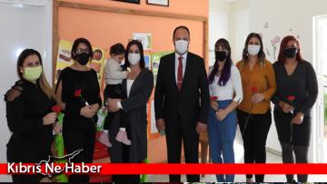 Sadıkoğlu öğretmenlere çiçek takdim etti