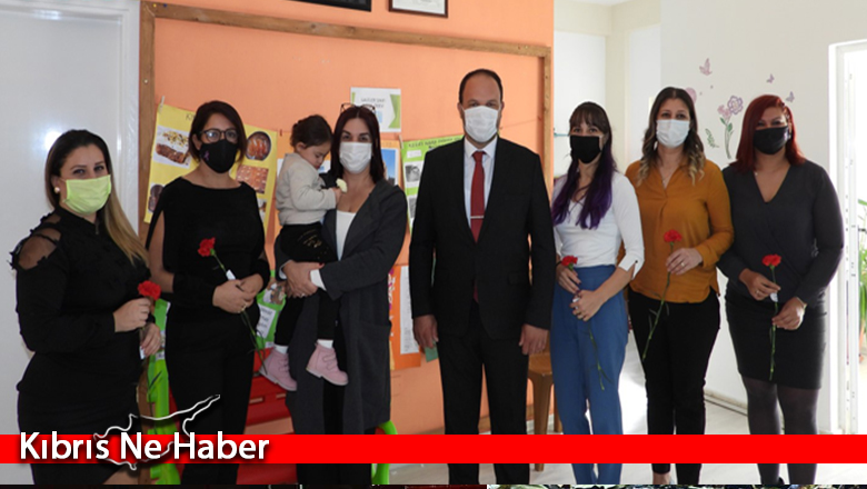 Sadıkoğlu öğretmenlere çiçek takdim etti
