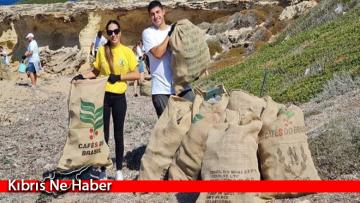 Plajdan 39 torba çöp topladılar