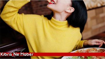 Tartışma yaratan yasak! Kadınların televizyonda pizza yemesini yasakladılar