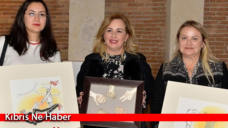 Sibel Tatar, “Taş, Kağıt, Makas” Sergisindeki Müzayedeye Katıldı