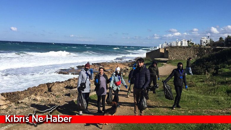 GAÜ öğrencileri deniz kirliliğine dikkat çekerek sahildeki çöpleri topladı