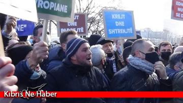 Kosova’da elektriğe gelen zam halkı sokağa döktü