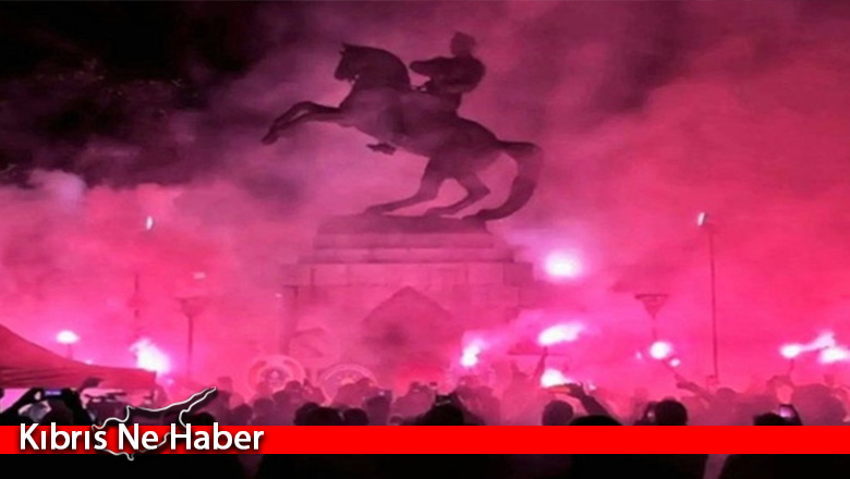 Samsun’da halk Atatürk Anıtı’nda gece boyunca nöbet tuttu