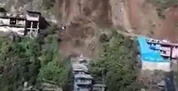 Kayan toprak evleri yuttu. Dehşet anları kamerada