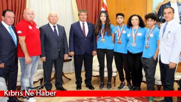 Başbakan Ünal Üstel dünya şampiyonlarını kabul etti