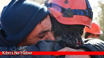 Babasını 103 saat sonra kurtaran ekibe böyle sarıldı; gözyaşlarına hâkim olamadı