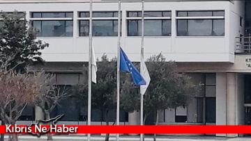 Güneydeki Kıbrıs Üniversitesi bayraklarını yarıya indirdi