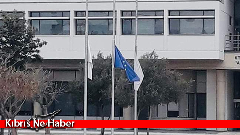 Güneydeki Kıbrıs Üniversitesi bayraklarını yarıya indirdi