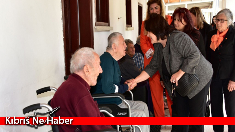 Zerrin Üstel’den yaşlılara moral ziyareti