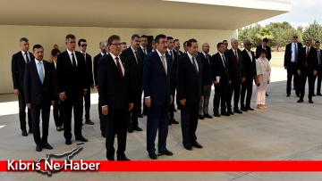 Türkiye Cumhurbaşkanı Yardımcısı Yılmaz, Kurucu Cumhurbaşkanı Denktaş’ın anıt mezarını ziyaret etti