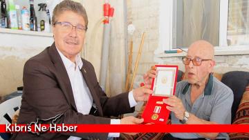Başbakan Ünal Üstel, Hasan Turgut ve İbrahim Karahasan’a Mücahitlik Madalyası Takdim Etti