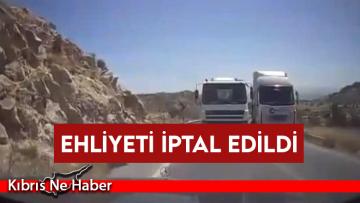 Dağ yolunda tehlikeli sürüş yaparak insanların hayatını riske atan kamyon şoförünün ehliyeti iptal edildi