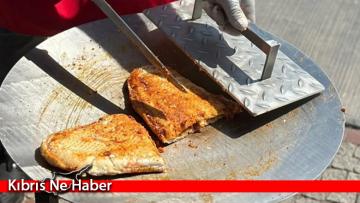 Adana’da 50 dereceyi aşan sıcaklıkta güneşte tost pişirdiler