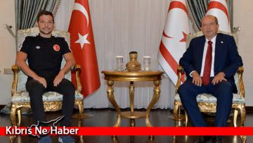 Cumhurbaşkanı Tatar, Milli Yüzücü Doğukan Ulaç’ı kabul etti