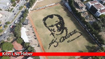 İzmir’de 4 Bin Öğrenci Zeybek Oynayarak Atatürk Silüetini Resmettiler