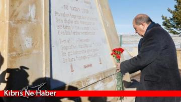 Sarıkamış Anıtı’nı ziyaret eden Tatar, şehitlere çiçek sundu, dua okudu