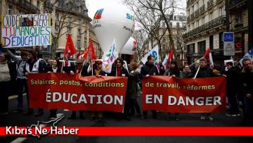 Paris’te öğretmenler maaş artışı talebiyle eylem yaptı
