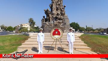 MSÜ öğrencileri Zafer Anıtı’na çelenk koydu