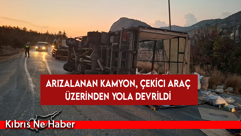 Arızalanan kamyon, çekici araç üzerinden yola devrildi