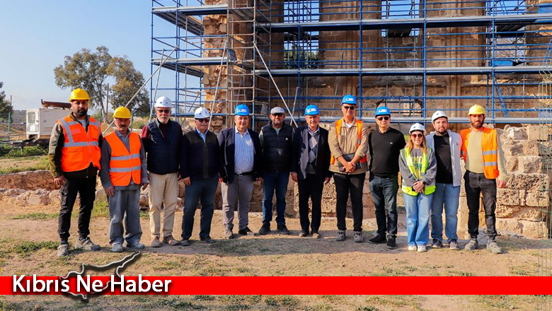 Uluçay, tarihi yapılarda süren restorasyon çalışmalarında incelemelerde bulundu