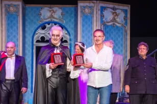 Dracula – Bir Dehşet Komedisi” Girne Amfi Tiyatro’da sahnelendi
