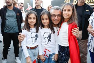 Cumhurbaşkanı Tufan Erhürman ve eşi Nilden Bektaş Erhürman, Lefkoşa’da düzenlenen kortej yürüyüşüne katıldı