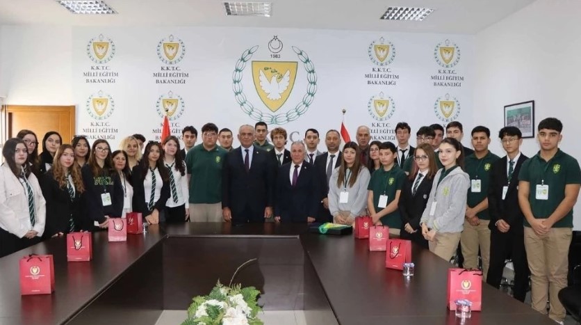 Çavuşoğlu, Namık Kemal ve Vefa Lisesi öğrencilerini kabul etti: Biz bir bütünüz ve birlikte güçlüyüz