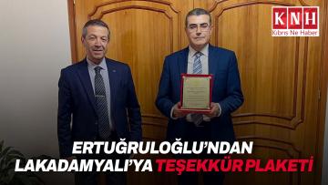 Dışişleri Bakanı Ertuğruloğlu’ndan emekli olan Lakadamyalı’ya teşekkür plaketi