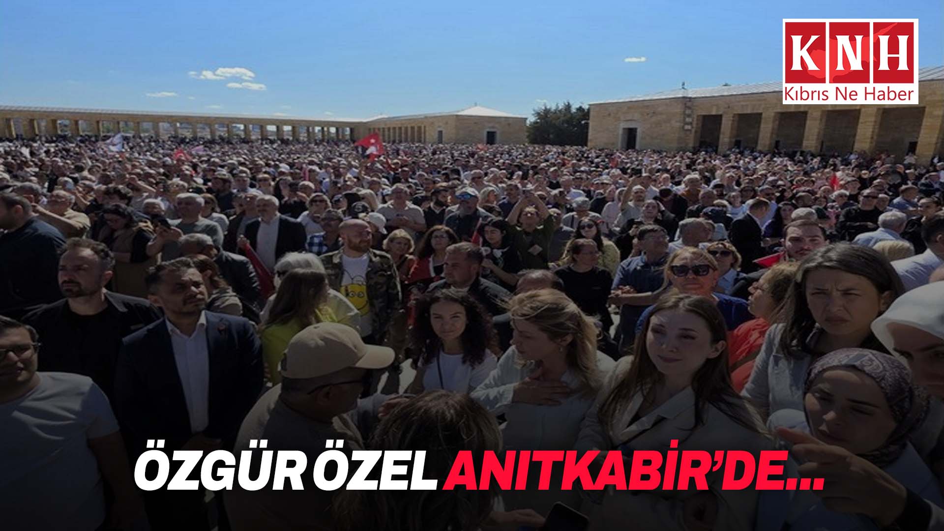 CHP Genel Başkanı Özgür Özel, on binlerce kişiyle beraber Anıtkabir’de